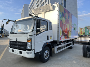 Camion frigorifique HOWO 4x2 8 tonnes, caisse isotherme de 6,8 m pour la livraison de fruits frais, légumes et viande - Product Image 4