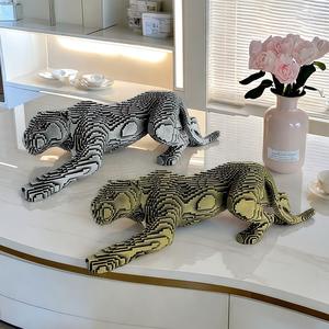 Adorno de resina de lujo ligero para sala de estar, modelo de leopardo reclinado, decoración creativa para el hogar con forma de animal, bloques de construcción artesanales. - Product Image 4