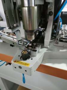 Machine à coudre industrielle automatique à point de chaînette à lit plat haute vitesse pour boutons-pression en plastique ZOYER ZY9811-509 - Product Image 5