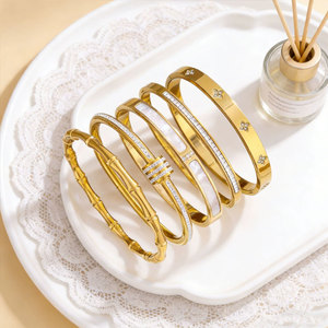 สร้อยข้อมือและกำไลแฟชั่นสแตนเลสสตีล 316L กันน้ำ ป้องกันการหมอง ชุบทอง 14K 18K ดีไซน์เนอร์ สำหรับผู้หญิง - Product Image 4