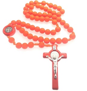 Kalung Rosario Manik-manik Plastik Warna Neon Oranye dengan Benedict Crucifix dan Pusat Rosario - Product Image 2