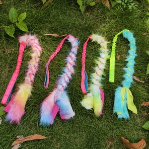 Juguete de Peluche para Mascotas de Piel Sintética Ecológica de Alta Calidad en Color Arcoíris, Juguete Interactivo para Exteriores con Bungee Elástico para Perros Grandes - Product Image 2