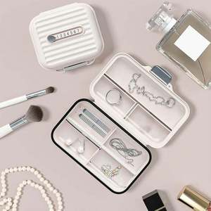 Trousse médicale, boîte de rangement pour médicaments et pilules, boîte compacte hebdomadaire avec système de verrouillage pour les voyages en plein air, multi-usages - Product Image 5