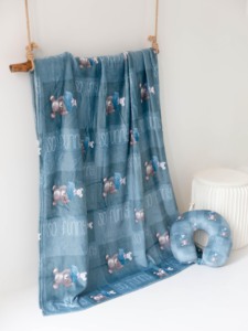 Manta de Viaje Personalizada, Suave, Acogedora, Ligera, Ideal para Vuelos Largos, Viajes por Carretera y Escapadas al Aire Libre - Product Image 1