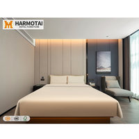 Ensemble de meubles de chambre à coucher d'hôtel de luxe moderne pour hôtels 4-5 étoiles, appartements et villas avec lit à panneaux en bois et tables de chevet modulaires