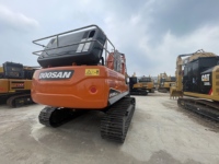 Potente Excavadora Usada DOOSAN DX300 con Orugas Reforzadas para Nivelación de Caminos de Acceso Empinados en Operaciones de Canteras