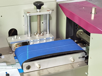 Machine d'emballage flow-pack multifonction à faible coût pour petites entreprises, idéale pour bonbons, chocolats, sucettes et sachets