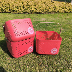 Panier de rangement Strawberry Bear en plastique rectangulaire avec poignées pour un rangement bien organisé, 22 cm de long, 16 cm de haut - Product Image 3