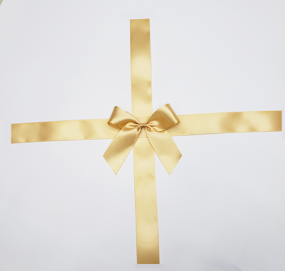 Cravate à la taille + croix