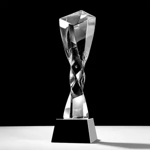 Trofeo di cristallo della competizione di celebrazione personalizzata del trofeo della colonna di torsione di cristallo creativo di prezzo di fabbrica