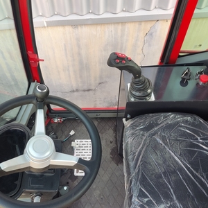Mini-chargeuse compacte agricole 1,2 tonne avec batterie frontale, norme EPA Euro5 et godet - Product Image 4