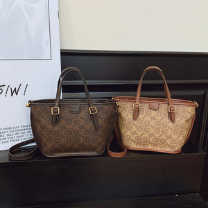 Bolso de Mano de Material PU de Alta Calidad. El forro está hecho de poliéster. Fue diseñado por el diseñador de la marca. - Product Image 6