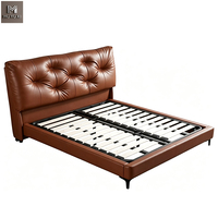 Lit double moderne de luxe en cuir véritable marron avec rembourrage en duvet, tête de lit capitonnée à dossier souple, cadre en bois massif, taille King