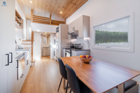 Maison mobile en acier de 8,06 x 2,48 x 2,8 m sur roues, préfabriquée, pour les vacances, le camping et la vie quotidienne
