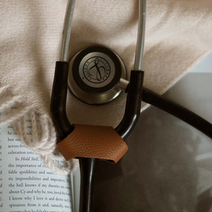 Etiquetas de cuero para estetoscopios en stock, fundas de cuero personalizadas para identificación de estetoscopios de médicos y enfermeras, regalos para hospitales. - Product Image 3