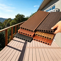 Revêtement de terrasse en WPC à motif vertical résistant, revêtement composite anti-décoloration, longue durée de vie pour jardin et patio