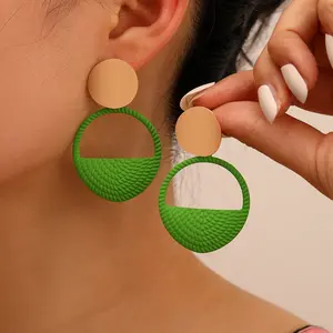 DAIHE Hot Selling Hoop Earrings Minimalist Personalized Colorful Spray Painted Geometric Circular Hollow Earring