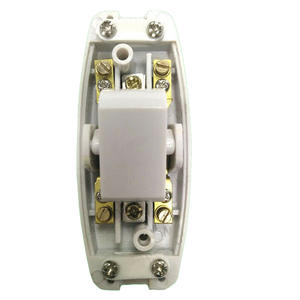 Interruptor de paso grande, diseño robusto, fácil instalación, ideal para controlar luces en espacios amplios y mejorar la iluminación. - Product Image 3