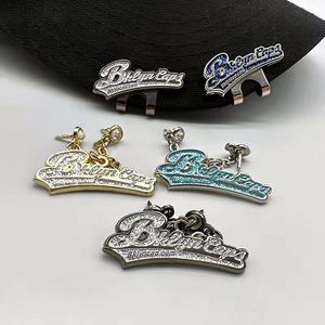 Pins Metálicos Grabados en 3D Ecológicos Personalizados de Fábrica, Insignias para Gorras con Cadena, Regalos Promocionales, Pin de Cadena de Hierro de Marca de Diseñador UV - Product Image 1