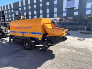 Pompa per Calcestruzzo Statica SMCP40-10-82R 40m3/h con Motore Diesel, Montata su Rimorchio, con Telecomando e Tubazioni - Product Image 2