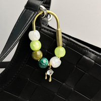 Porte-clés coloré en perles acryliques avec mousqueton en U, pendentif main en strass plaqué or, breloque de sac pour femme