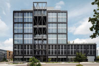 Appartement en acier à faible entretien avec façade moderne et système de toiture isolé pour bâtiment commercial en métal