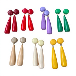 Boucles d'oreilles créoles en résine marbrée colorée pour femmes, accessoires tendance faits à la main en acrylique, bijoux fantaisie - Product Image 5