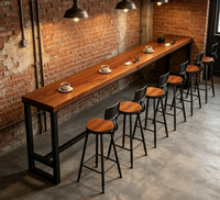 Ensemble de table de bar industrielle moderne, longue table de comptoir en bois, table haute avec tabourets pour restaurant et café professionnels