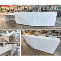 Comptoirs d'accueil en surface solide Corian à design en forme de diamant, modernes, en pierre blanche, pour clinique dentaire