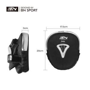 Mitaines de frappe blanches UFC BN Discount pour entraînement de MMA, sparring, punching, Muay Thai, Karaté, Taekwondo - Product Image 4