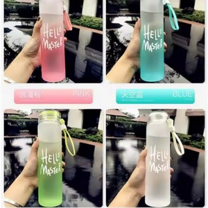 Nueva llegada al por mayor: Vasos de vidrio personalizados de alta calidad con letras, botellas de vidrio esmerilado coloridas y económicas con tapa. - Product Image 5