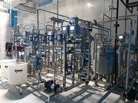 Usine d'embouteillage commerciale la plus vendue 500-5000 BPH Machine de bouchage de remplissage de nettoyage de bouteilles automatique pour liquides
