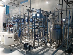 Usine d'embouteillage commerciale la plus vendue 500-5000 BPH Machine de bouchage de remplissage de nettoyage de bouteilles automatique pour liquides - Product Image 4