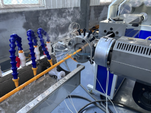 Machine <span class=keywords><strong>de</strong></span> fabrication <span class=keywords><strong>de</strong></span> tuyaux en PVC renforcés <span class=keywords><strong>de</strong></span> fibres à cinq couches, ligne d'extrusion <span class=keywords><strong>de</strong></span> tuyaux <span class=keywords><strong>de</strong></span> jardin en PVC - Product Image 5