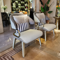 Canapé d'angle de luxe italien en bois laqué brillant pour projet d'aménagement intérieur de villa et appartement, mobilier de salon