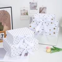 Boîte cadeau pliable à succès avec impression étoile à cinq branches, couvercle rabattable magnétique et ruban pour emballage cadeau