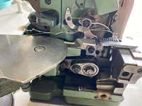 Machine à coudre industrielle Merrow surjeteuse d'occasion en bon état pour la finition des emblèmes