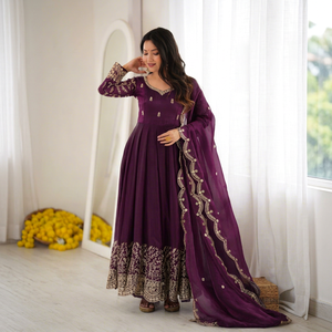 Robe Anarkali traditionnelle indienne et pakistanaise pour femmes, longue jusqu'au sol, brodée, avec bordure dorée, tenue de mariage - Product Image 1