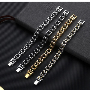 Pulsera de Cadena de Bicicleta de Acero Inoxidable con Baño de Oro PVD de 18K |   Duradero, Impermeable e Hipoalergénico |   Joyería Moderna para Hombre - Product Image 6