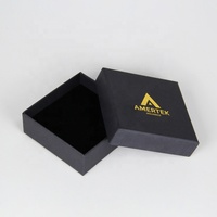 Prix d'usine Petite boîte à bijoux noire pour bagues et montres Papier d'art avec logo personnalisé avec gaufrage et stratification mate