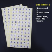 Stiker kustom ukuran pakaian teks hitam latar belakang putih stiker merek dagang Label PVC berperekat bulat di SMLXL14MM