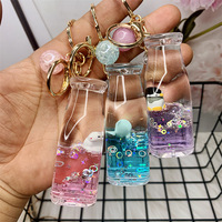 Porte-clés en acrylique avec bouteille de lait et animaux marins flottants - Pendentif mignon de créature marine de dessin animé pour accessoires de sac et cadeau