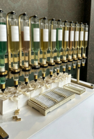Support de bureau doré mobile pour 12 flacons de parfum, distributeur de parfum 375/500/750 ml, expérience olfactive pour événements de mode et soirées féminines