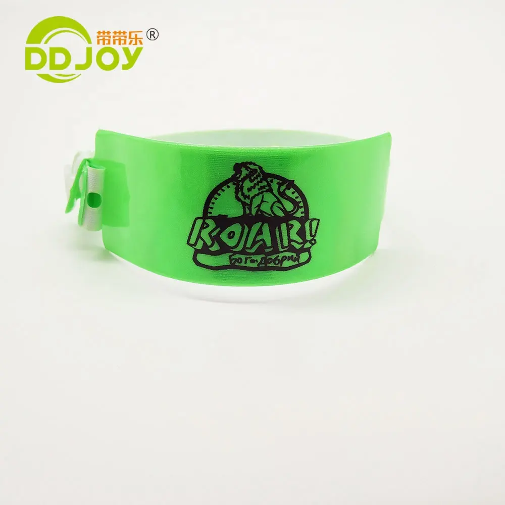 Günstige Events & Festival Gewohnheit Reflektierende Neon Farbe PVC Kunststoff Armband Armband