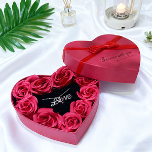 Ювелирный набор Muses Jewels: модное колье с персонализированным дизайном, экологичное, в форме сердца, с красными акриловыми розами-мылами, для Дня святого Валентина - Product Image 1