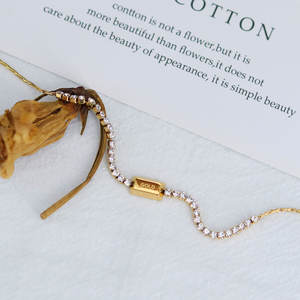 สร้อยข้อมือและกำไลแฟชั่นสแตนเลสสตีลกันน้ำ ป้องกันการหมอง 14K 18K ชุบทอง ประดับทองคำแท่ง สำหรับผู้หญิง - Product Image 5