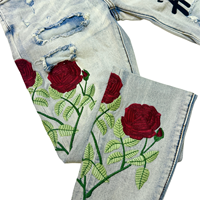 Jeans pour hommes style urbain avec broderie 3D rose, coupe slim déchirée, pantalon en denim romantique hip-hop pour la mode urbaine