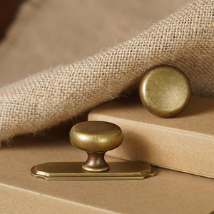 Vintage Chinese messing ronde knop met achterplaat voor kasten, laden, schoenenkasten en nachtkastjes. - Product Image 1
