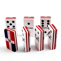 Jeu de dominos double 6 de 28 pièces en acrylique multicouche avec drapeau dominicain pour les divertissements et les rassemblements