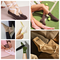 Chaussettes de Pilates personnalisées Pialtes Studio, design estival, jolies chaussettes antidérapantes avec broderie à volants
